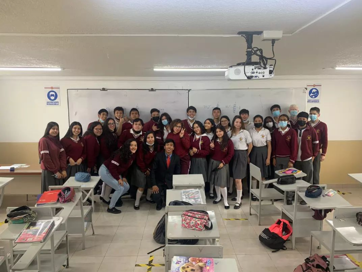 Grupo de estudiantes en el aula durante una clase